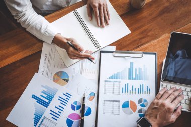 Ekip çalışması süreci, iş takımız toplantı ve pazarlama planı stratejisi raporu işletme belgesi finansal analiz tartışıyor.