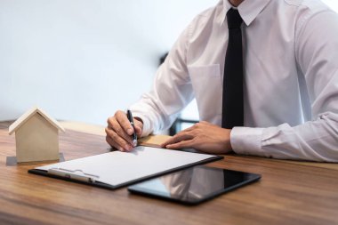 Adam imzalamak bir ev sigortası ev kredileri üzerinde işadamı sözleşme sigorta imzalama.