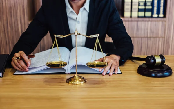 Gavel Sobre Mesa Madeira Advogada Juíza Sexo Feminino Trabalhando Com — Fotografia de Stock