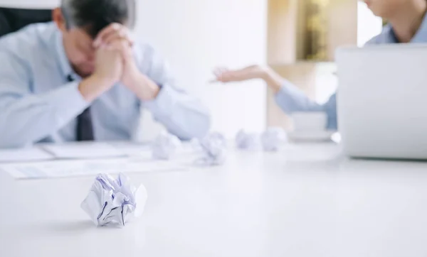 Boss Och Ledningsgruppen Känsla Stress Och Allvarliga Misslyckas Verksamhet Team — Stockfoto