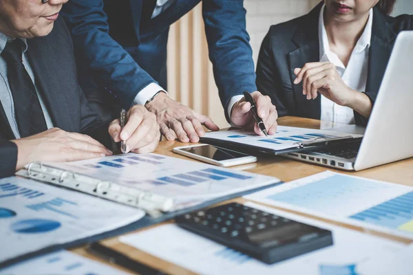 Equipo Ejecutivo Discutiendo Los Gráficos Gráficos Que Trabajan Estrategia Empresarial — Foto de Stock