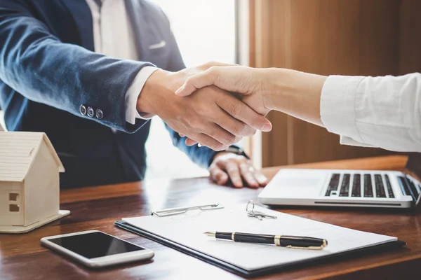 Real Estate Agent Customers Shaking Hands Together Celebrating Finished Contract — Stock Photo, Image