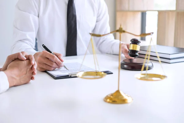 Geschäftsleute Oder Rechtsanwälte Die Sich Team Treffen Vertragsdokumente Besprechen Richter — Stockfoto