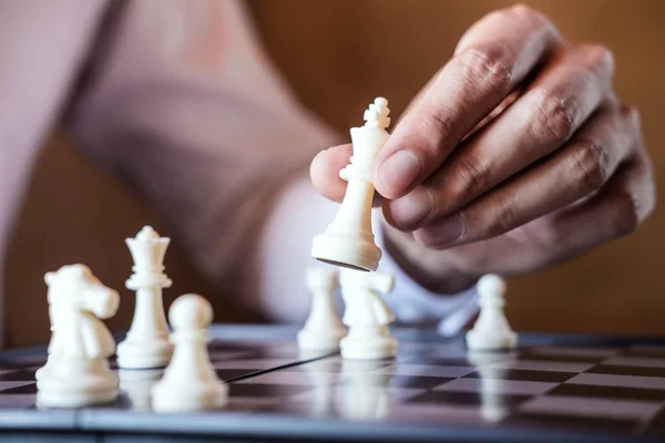 Pebisnis Yang Percaya Diri Menggunakan Permainan Catur Putih Raja Untuk — Stok Foto