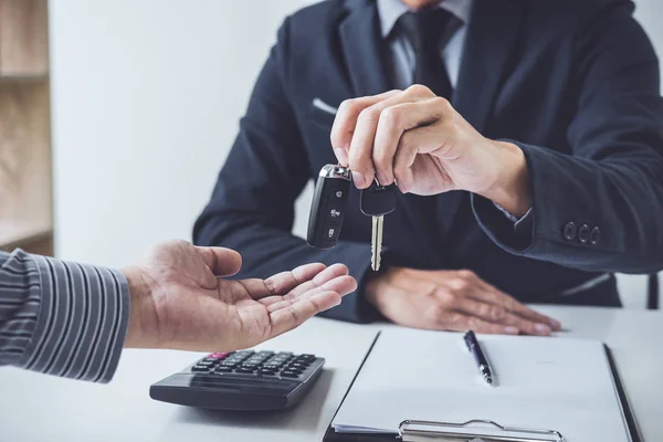 Vendedor Envia Chave Cliente Após Acordo Bom Negócio Contrato Bem — Fotografia de Stock