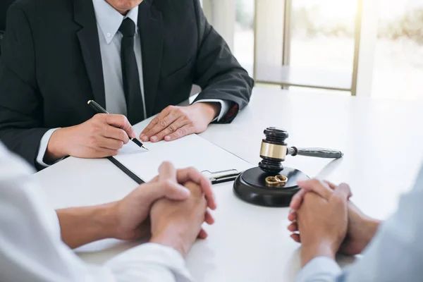 Boşanma sürecinde avukat erkek avukat veya danışman ile boşanma sözleşmesinin imzalanması ve imzalanması sırasında boşanma kararının (feshedilmesi veya iptali) imzalanması ile hazırlanan anlaşma.