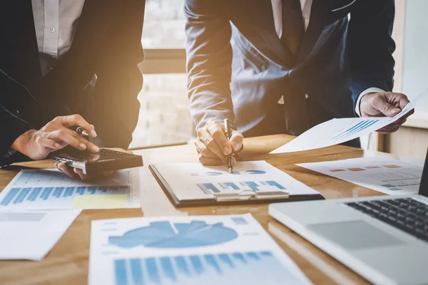 Equipo Ejecutivo Discutiendo Los Gráficos Gráficos Que Trabajan Estrategia Empresarial — Foto de Stock