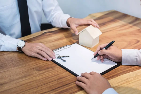 Homem Confiante Que Assina Contrato Contrato Empréstimo Documento Com Agente — Fotografia de Stock