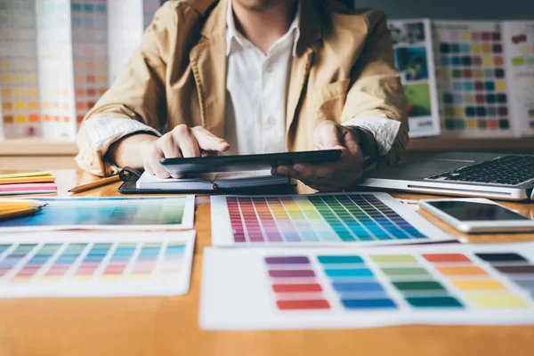 Young Creative Graphic Designer Using Graphics Tablet Choosing Color Swatch — Stock Photo, Image