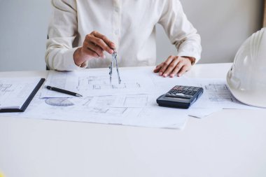 Proje, mimar ya da ilerleme, inşaat ve yapı kavramı içinde mimari projesi için plan üzerinde çalışan için çalışma alanı öğeleri araçları.