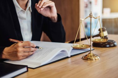 Tokmak ahşap masa ve kadın avukat ya da yargıç mahkeme tema, sözleşmede çalışma üzerinde Adalet ve hukuk kavramı.