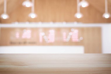 Boş ahşap masa ve kafenin ya da restoranın önündeki bulanık arkaplan ürün ya da montaj için.