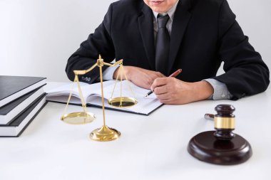 Gavel ahşap masa ve avukat veya hakim mahkeme teması, adalet ve hukuk kavramında anlaşmayla çalışıyor.
