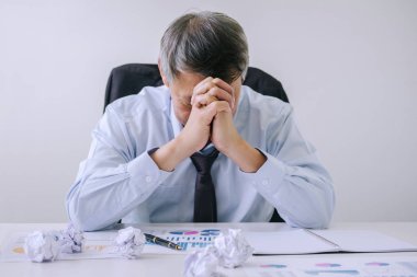 Hasta ve yorgun duygu, üst düzey işadamı depresif ve yorgun, işadamı bir yığın iş ve gözleri office üzerinde otururken kapalı tutulması ile ilgili sorunlar ile sinirli onun masasında.