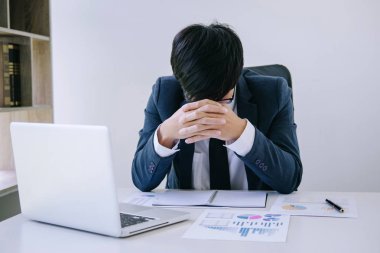 Depresif ve bitkin bir işadamı, işadamı bir yığın iş ve gözleri koruma sorunları ile sinirli onun masasında ofis, işyerinde otururken kapalı hasta ve yorgun.
