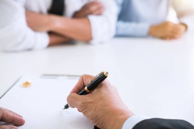 Boşanma sürecinde avukat erkek avukat veya danışman ile boşanma sözleşmesinin imzalanması ve imzalanması sırasında boşanma kararının (feshedilmesi veya iptali) imzalanması ile hazırlanan anlaşma.