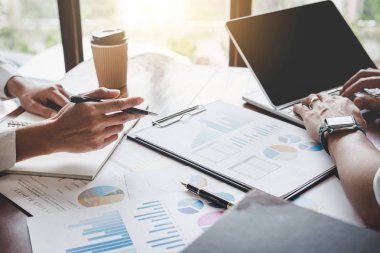 Ekip çalışması süreci, iş takımız toplantı ve pazarlama planı stratejisi raporu işletme belgesi finansal analiz tartışıyor.