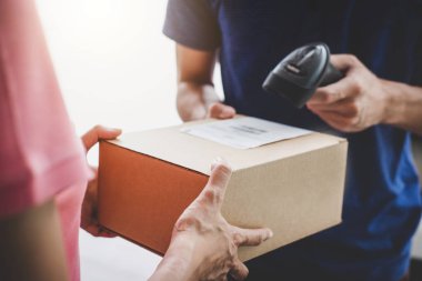 Eve teslim hizmet ve çalışma hizmet zihin, bir karton kutu paket servis kurye ve teslimatçı alma kadın müşteri el teslim onaylamak için barkod tarama.