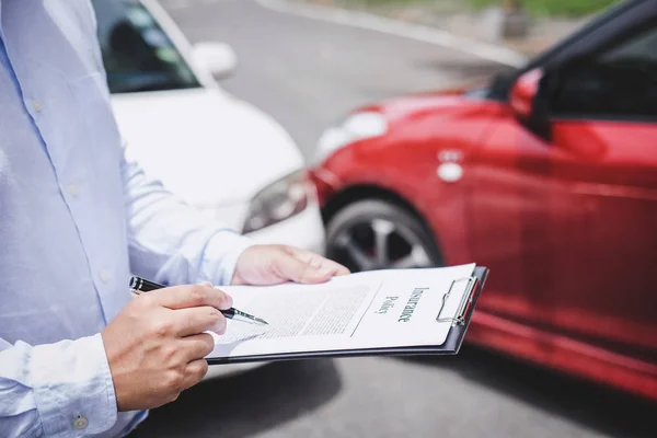 Verkeersongeval Verzekering Concept Agent Van Verzekering Die Formulier Met Het — Stockfoto