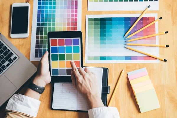 Młody Kreatywny Grafik Pomocą Tabletu Graficznego Wyboru Kolor Paleta Próbki — Zdjęcie stockowe