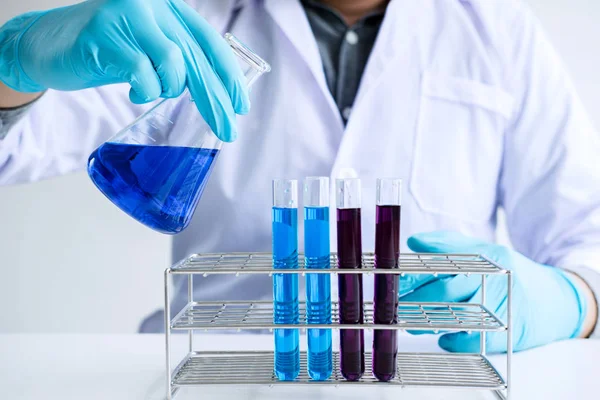 生化实验室的研究 化学家正在实验室用装有化学液体的设备和科学实验玻璃器皿对样品进行分析 — 图库照片