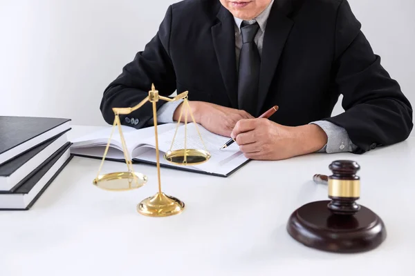 Gavel Sobre Mesa Madeira Advogado Juiz Trabalhando Com Acordo Tema — Fotografia de Stock