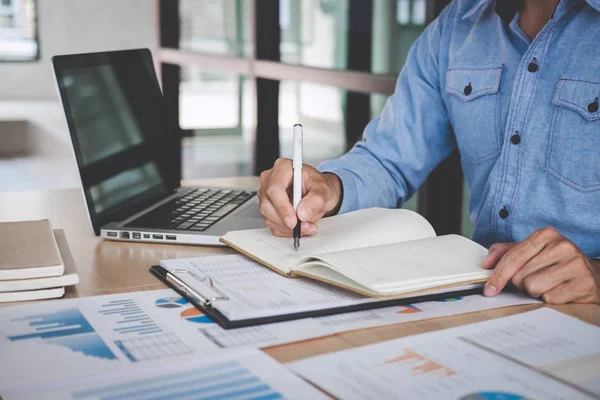 Business Man Finanza Analisi Lavoro Con Calcolare Costi Sugli Investimenti — Foto Stock