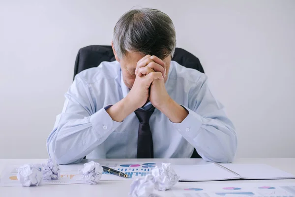 Sentindo Doente Cansado Empresário Sênior Deprimido Exausto Empresário Sua Mesa — Fotografia de Stock
