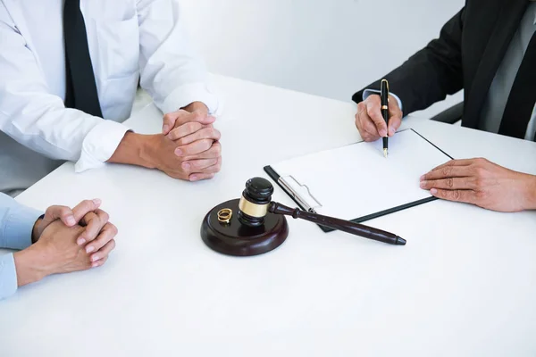Acordo Preparado Por Advogado Que Assina Decreto Divórcio Dissolução Cancelamento — Fotografia de Stock