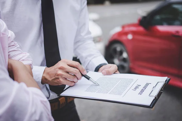 Verzekeringsagent Onderzoeken Auto Beschadigd Klant Neerlegging Van Handtekening Verslag Claimformulier — Stockfoto