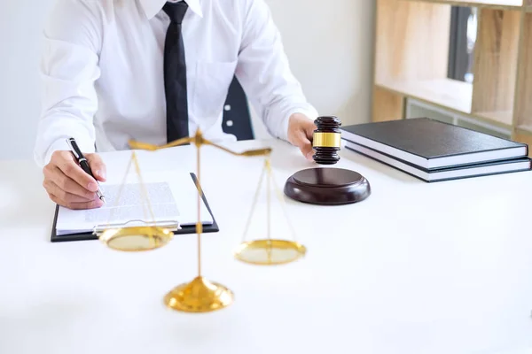 Empresário Advogado Que Trabalha Documento Juiz Martelo Com Advogados Justiça — Fotografia de Stock