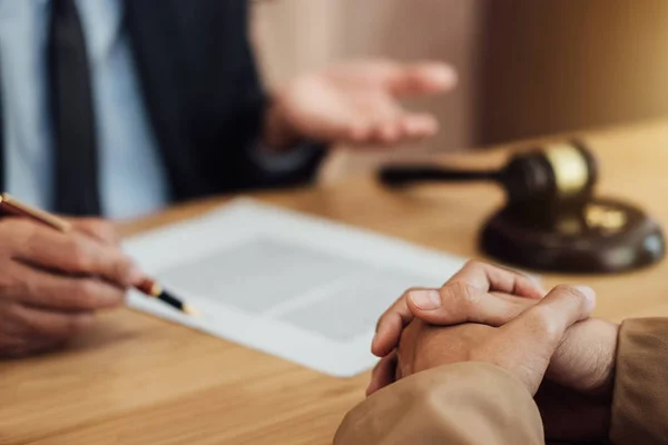 Divorzio Matrimonio Decisione Del Giudice Gavel Consultazione Tra Una Donna — Foto Stock