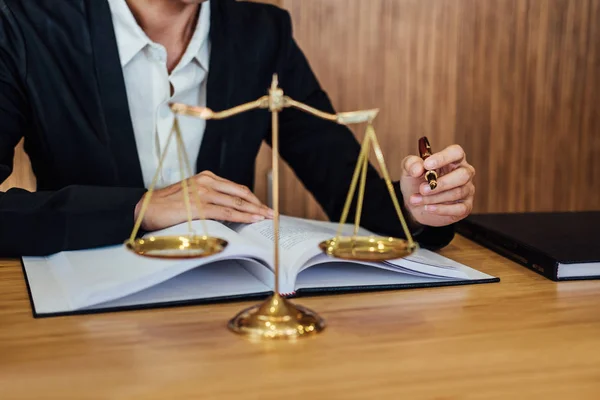 木制桌上的槌和女律师或法官在法庭主题 司法和法律概念中的协议工作 — 图库照片
