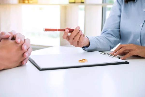 Mann Und Frau Lesen Scheidungsvertrag Und Reichen Stift Ein Scheidungsurkunde — Stockfoto