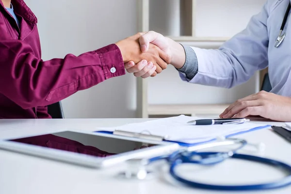 Médico Masculino Profesional Bata Blanca Estrechando Mano Con Paciente Femenino — Foto de Stock