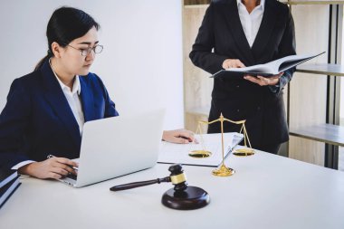 Takım çalışması iş avukat meslektaşları, istişare ve konferans profesyonel kadın avukatların Hukuk Bürosu ofis sahip çalışma. Hukuk, Yargıç tokmak adaletin terazisi ile kavramları.
