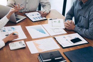 İş takım arkadaşları çalışma yeni pazarlama iş stratejisi proje tartışma ve analiz verileri grafik ve grafik, finans ve muhasebe kavramı konferans profesyonel yatırımcı için Toplantı.