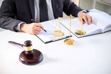 Tokmak ile Adalet avukatlar, işadamı takım elbise veya belgeler üzerinde çalışan avukat yargıç. Yasal hukuk, tavsiye ve adalet kavramı.
