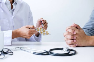 Danışmanlık hasta doktor ve tedavi yöntemleri ve nasıl vücut rehabilite ve ilaç tavsiye.