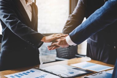 Resim birleştirme ve birlikte toplantı, bağlantı ve işbirliği kavramı, ekip çalışması sürecin ortağı ve en iyi ilişki sırasında putting eller iş adamları.