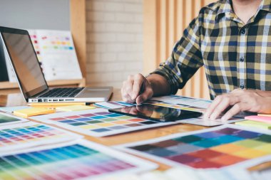 Renk renk örneği örnekleri grafik iş araçları ve aksesuarları ile stüdyoda bilgisayarla çalışırken boyama seçimi için seçmek için grafik tableti kullanarak yaratıcı grafik tasarımcı.