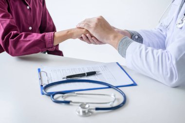 Doktor hasta el teşvik ve empati hastane, tezahürat ve destek hasta, muayene, güven ve etik dokunmadan.