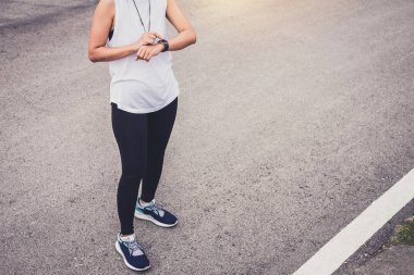 Çalışan ve koşmak önce onun Gps saati ayarlama kalp hızı monitörü izlemek bakarak koşan adam.