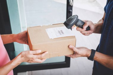 Eve teslim hizmet ve çalışma hizmet zihin, bir karton kutu paket servis kurye ve teslimatçı alma kadın müşteri el teslim onaylamak için barkod tarama.