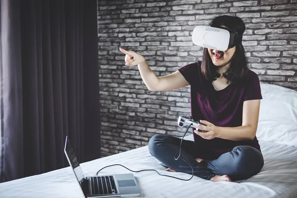 Jovem Mulher Realidade Virtual Fone Ouvido Óculos Jogando Videogame Apontando — Fotografia de Stock