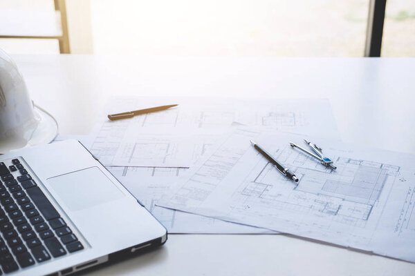 Рабочие места архитектора или инженерные инструменты для проекта
.