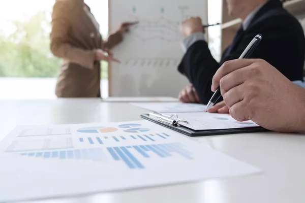 Líder Mujer Negocios Haciendo Presentación Con Sus Colegas Señalando Gráfico — Foto de Stock