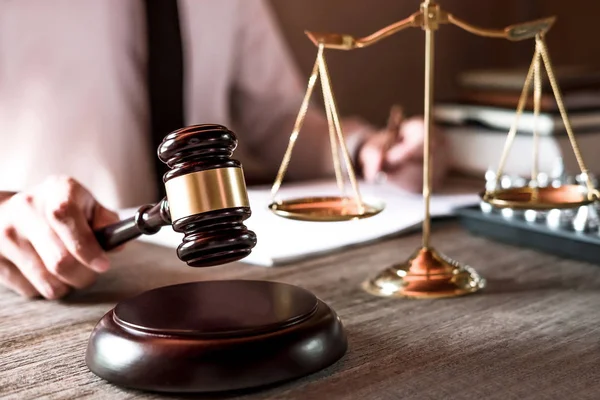 Юридическое Право Консультации Концепция Правосудия Профессиональные Адвокаты Мужчины Сидящие Столом — стоковое фото
