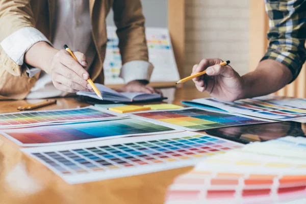 Equipo Creativo Joven Que Tiene Una Reunión Oficina Creativa Dibujo —  Fotos de Stock