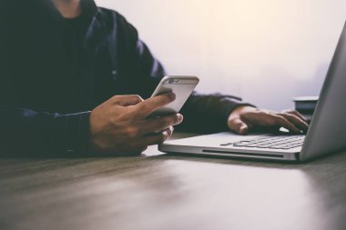 Profesyonel iş, işadamı dizüstü bilgisayar ve cep telefonu iş stratejisi çalışma alanı'ndaki yeni proje için çalışma meşgul.